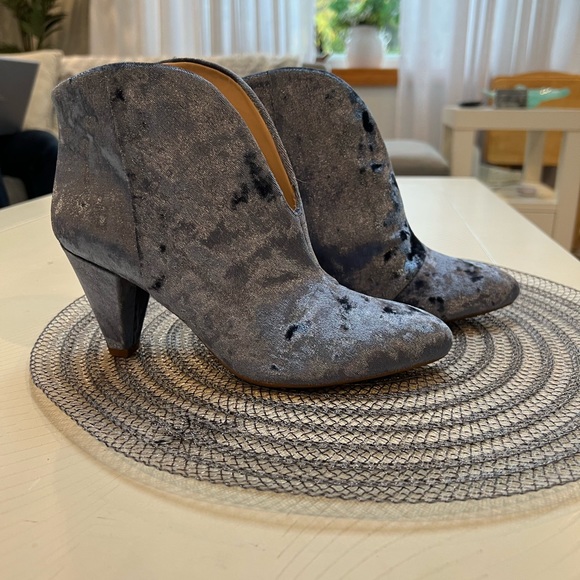 BNWT Vince Camuto Dusty Blue Crushed Velvet EVANATA Ankle Booties size 6.5 - Picture 6 of 12
